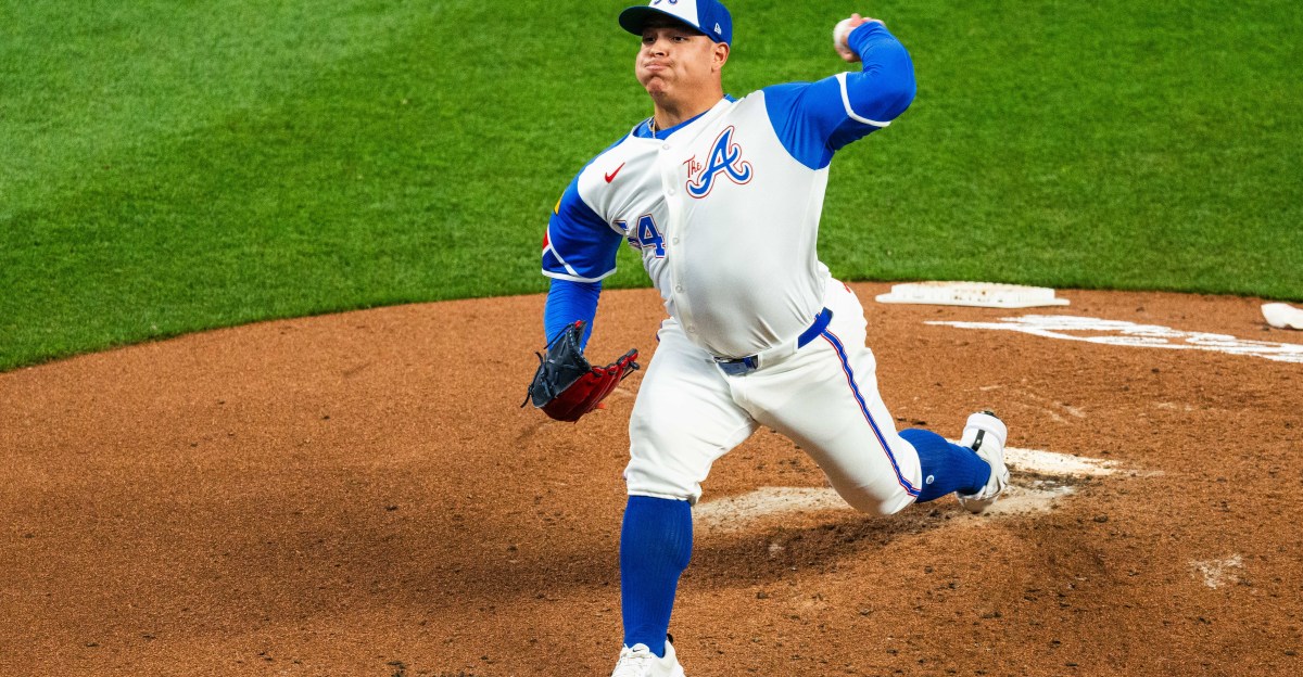 Braves bring back José Suarez