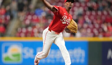 Mariners acquire RHP Yosver Zulueta from Reds