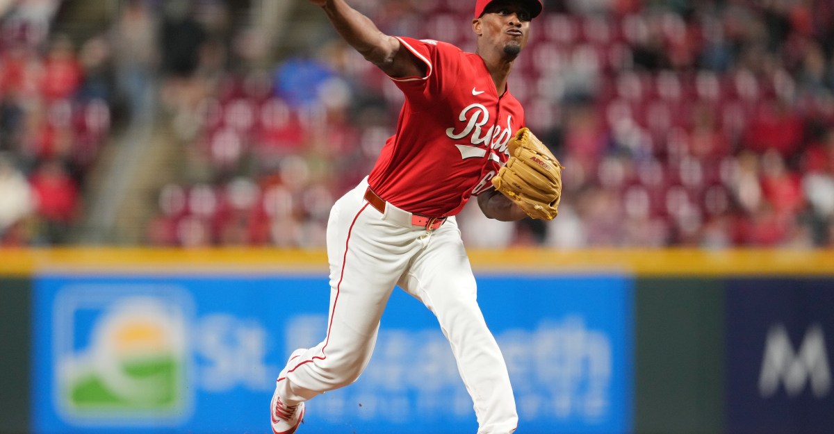 Mariners acquire RHP Yosver Zulueta from Reds