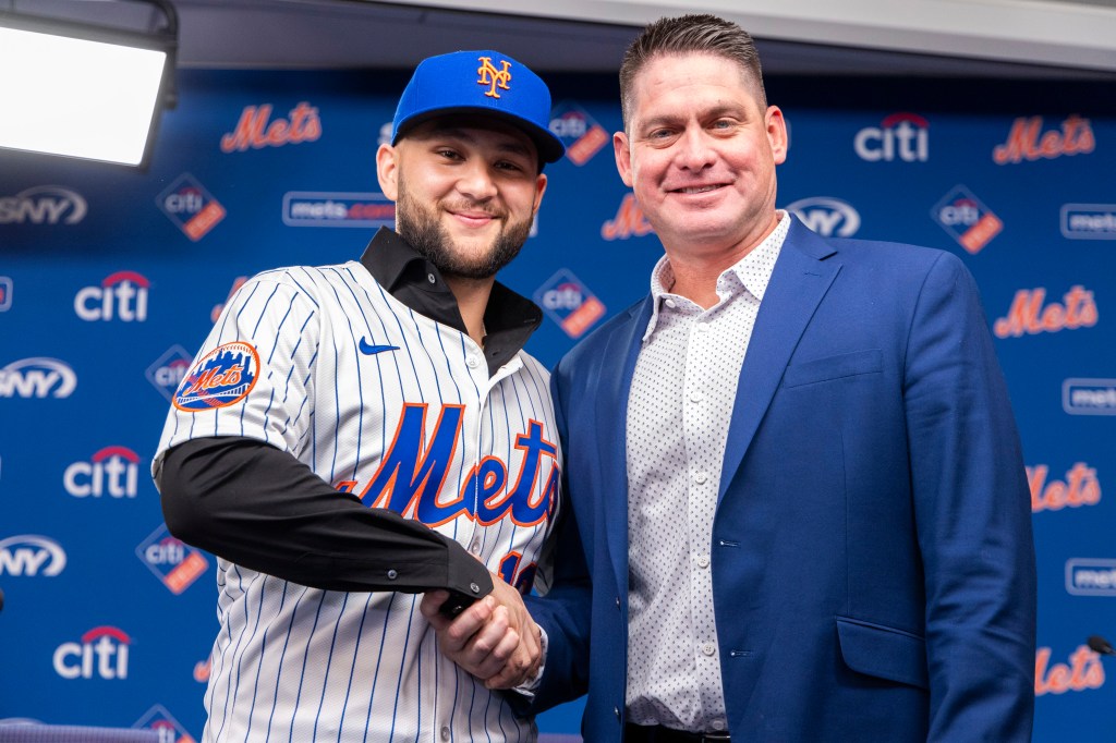 Bo Bichette in a Mets uniform shakes hands with manager Carlos Mendoza.