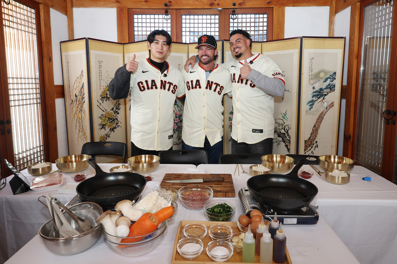 From left: Lee Jung-hoo, Tony Vitello and Willy Adames pose for a picture at a cultural space in Nuha-dong, Jongno-gu, central Seoul, Tuesday. (Yonhap)