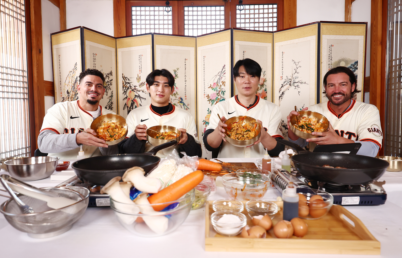 From left: Willy Adames, Lee Jung-hoo, chef Choi Hyun-seok and Tony Vitello pose for a picture after taking part in a traditiona Korean cooking class on Tuesday. (Joint Press Corps)
