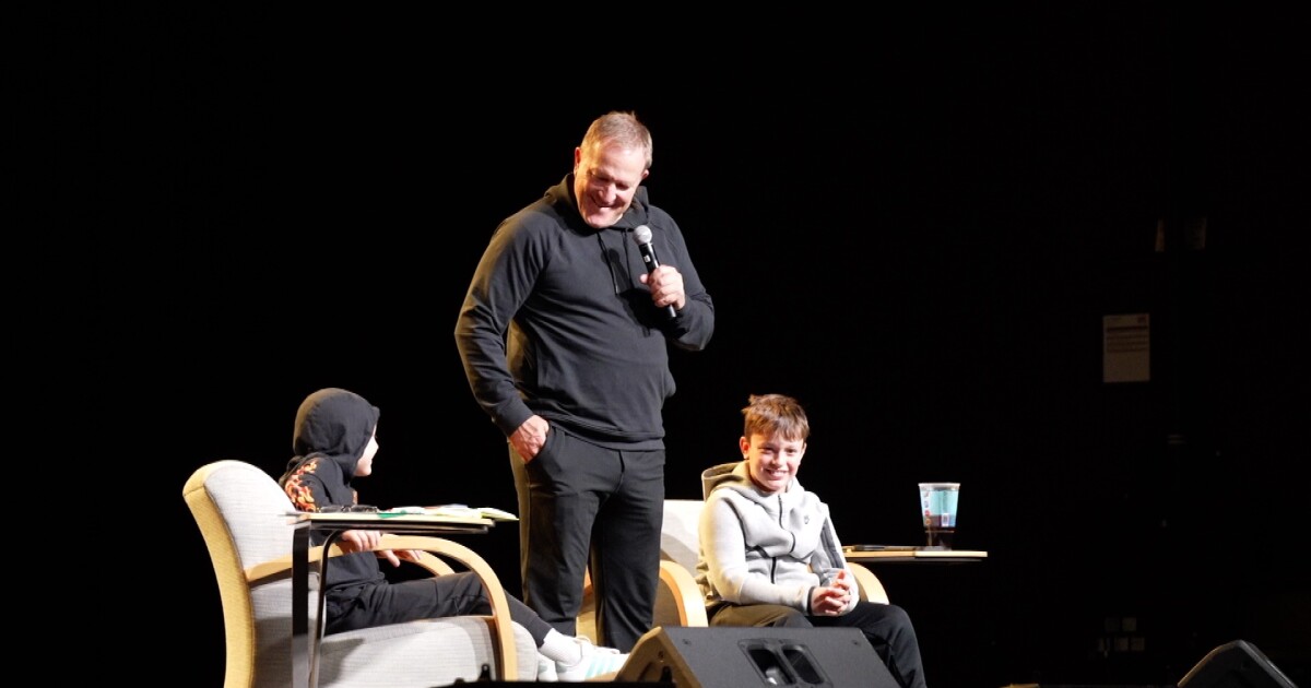 Pat Murphy connects with Brewers fans during Green Bay tour stop
