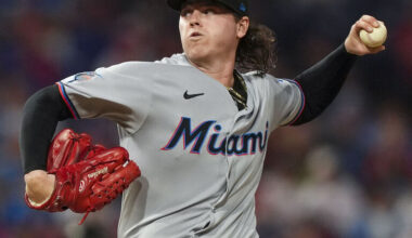 Marlins trade Weathers to Yankees for 4 prospects