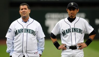 The 2001 Seattle Mariners will be honored with a statue at T-Mobile Park