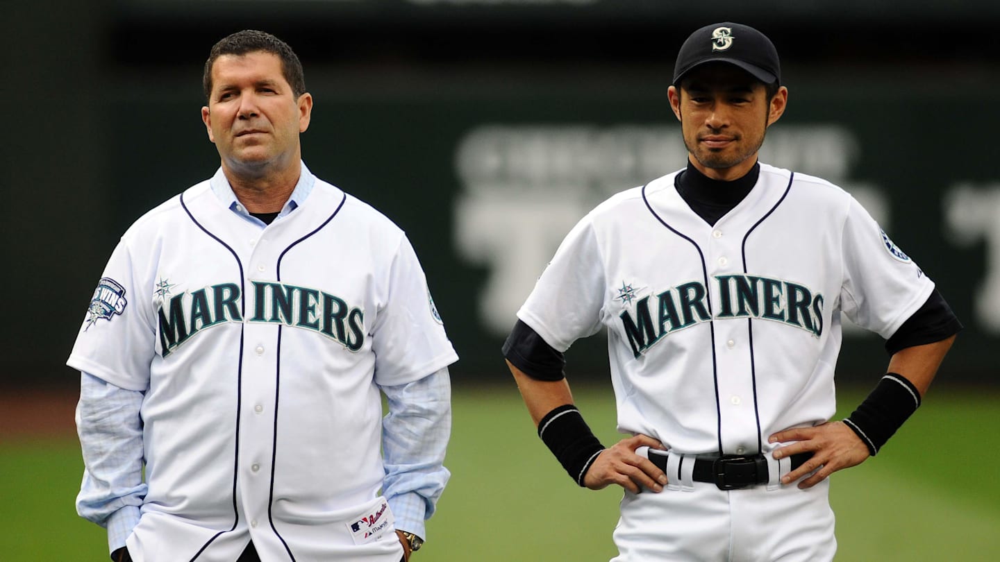 The 2001 Seattle Mariners will be honored with a statue at T-Mobile Park