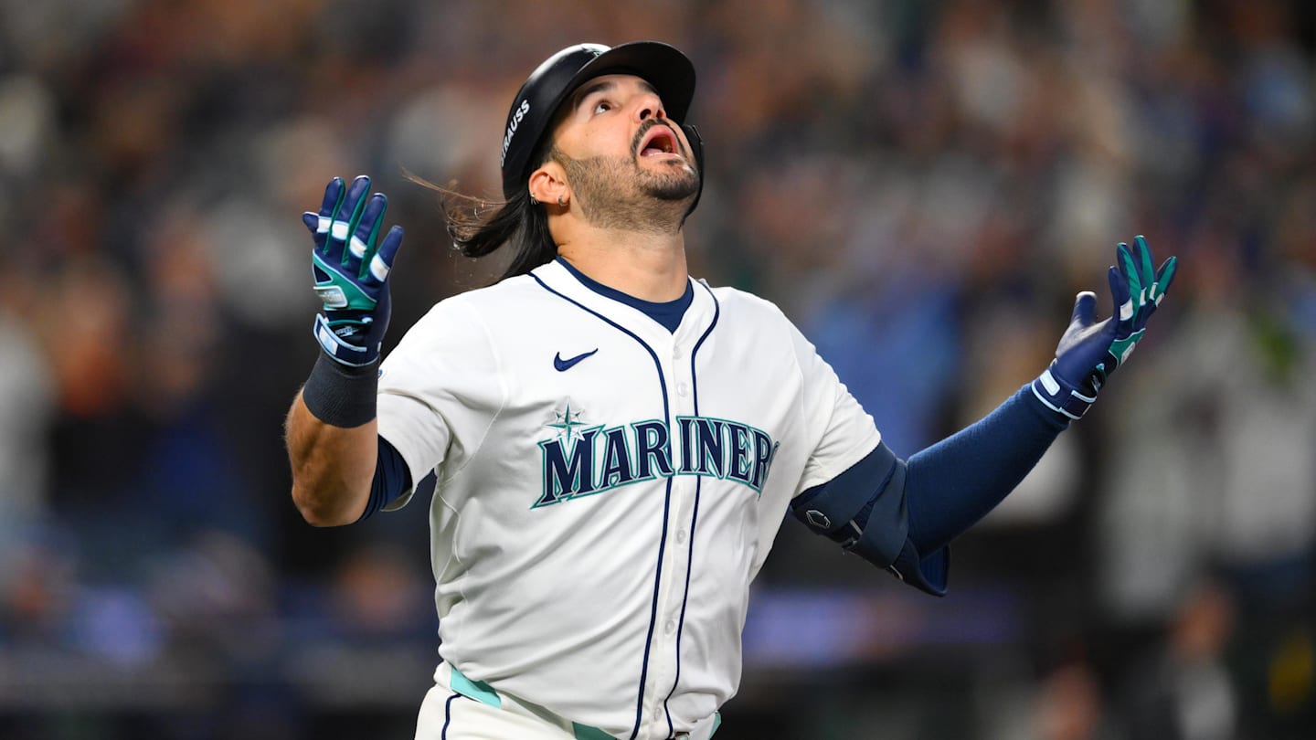 Seattle Mariners third baseman Eugenio Suarez (28) reacts