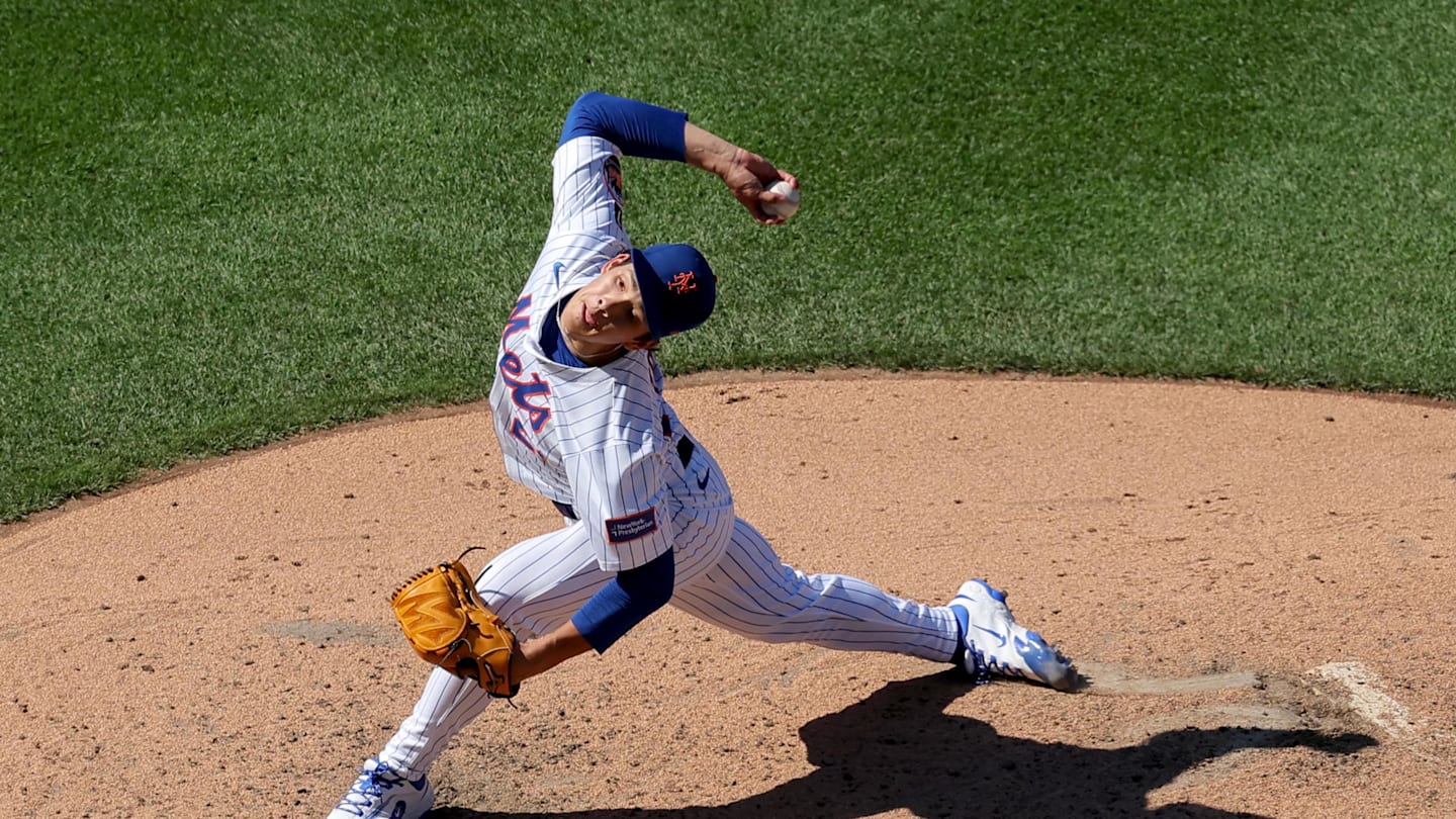 Sep 18, 2025; New York City, New York, USA; New York Mets starting pitcher Jonah Tong (21) pitches against the San Diego Padres during the fifth inning at Citi Field. Mandatory Credit: Brad Penner-Imagn Images