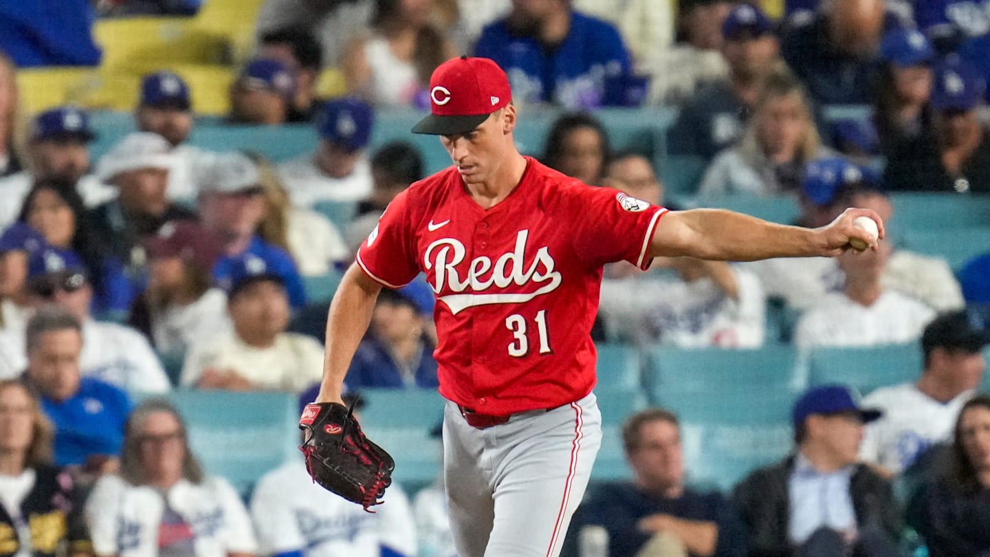 Cincinnati Reds relief pitcher Brent Suter (31) circles back to the mound between pitches in the seventh inning of the MLB National League Wild Card Game 1 between the Los Angeles Dodgers and the Cincinnati Reds at Dodger Stadium in Los Angeles on Tuesday, Sept. 30, 2025. The Dodgers won game 1 of the series, 10-5.