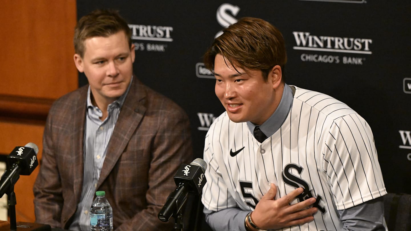 Dec 22, 2025; Chicago, Il, USA;  New Chicago White Sox player Munetaka Murakami, right, speaks with general manager Chris Getz, left,  during a press conference  where he was introduced at Rate Field. Mandatory Credit: Matt Marton-Imagn Images