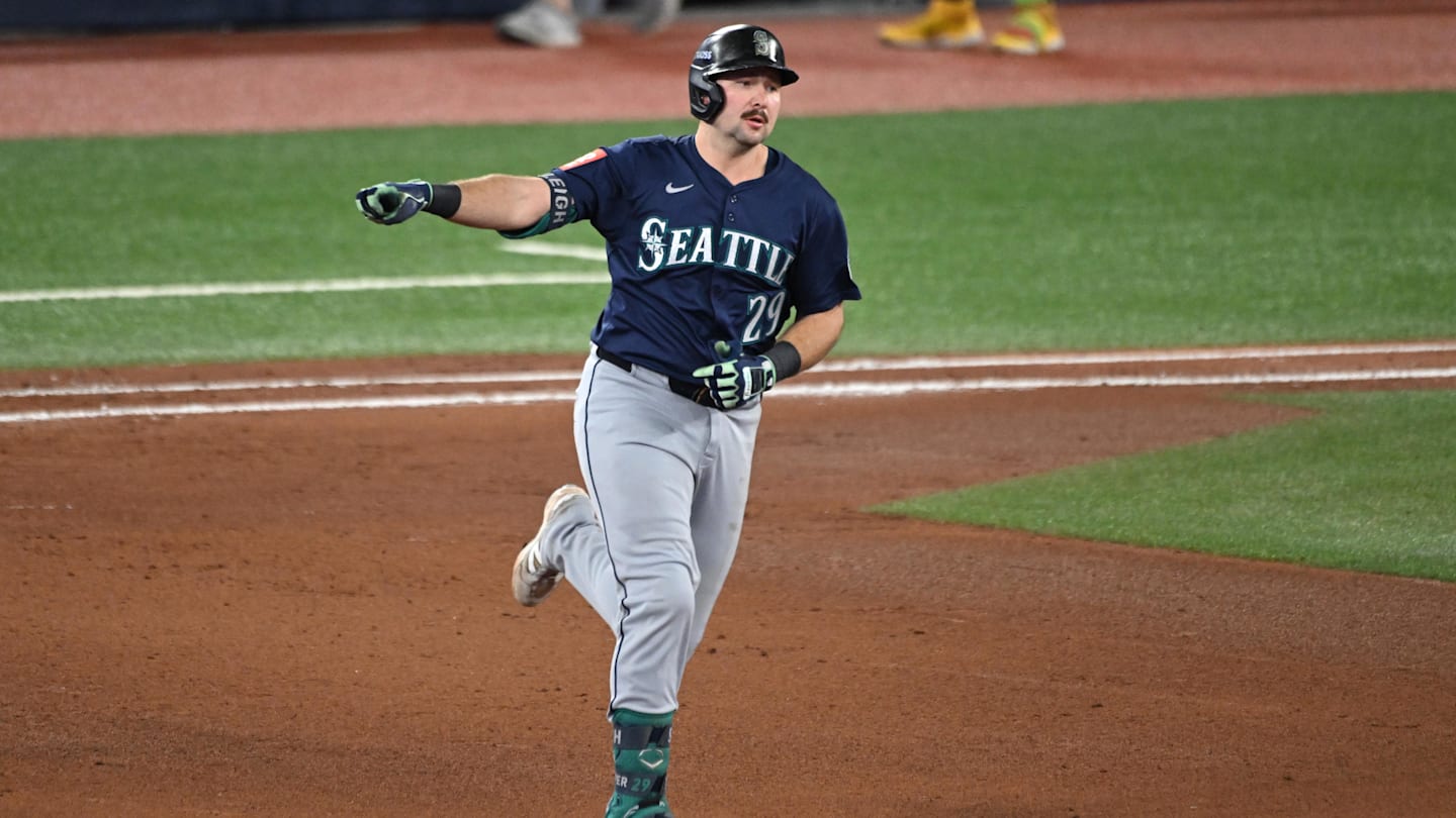Seattle Mariners catcher Cal Raleigh (29) runs after hitting a solo home run against the Toronto Blue Jays.