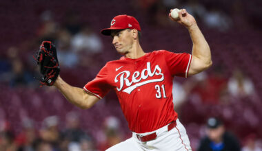 Cincinnati Reds relief pitcher Brent Suter (31) pitches