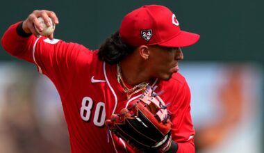 Cincinnati Reds shortstop Edwin Arroyo fields a groundball