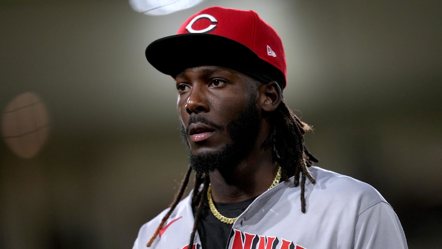 Cincinnati Reds shortstop Elly De La Cruz (44) walks