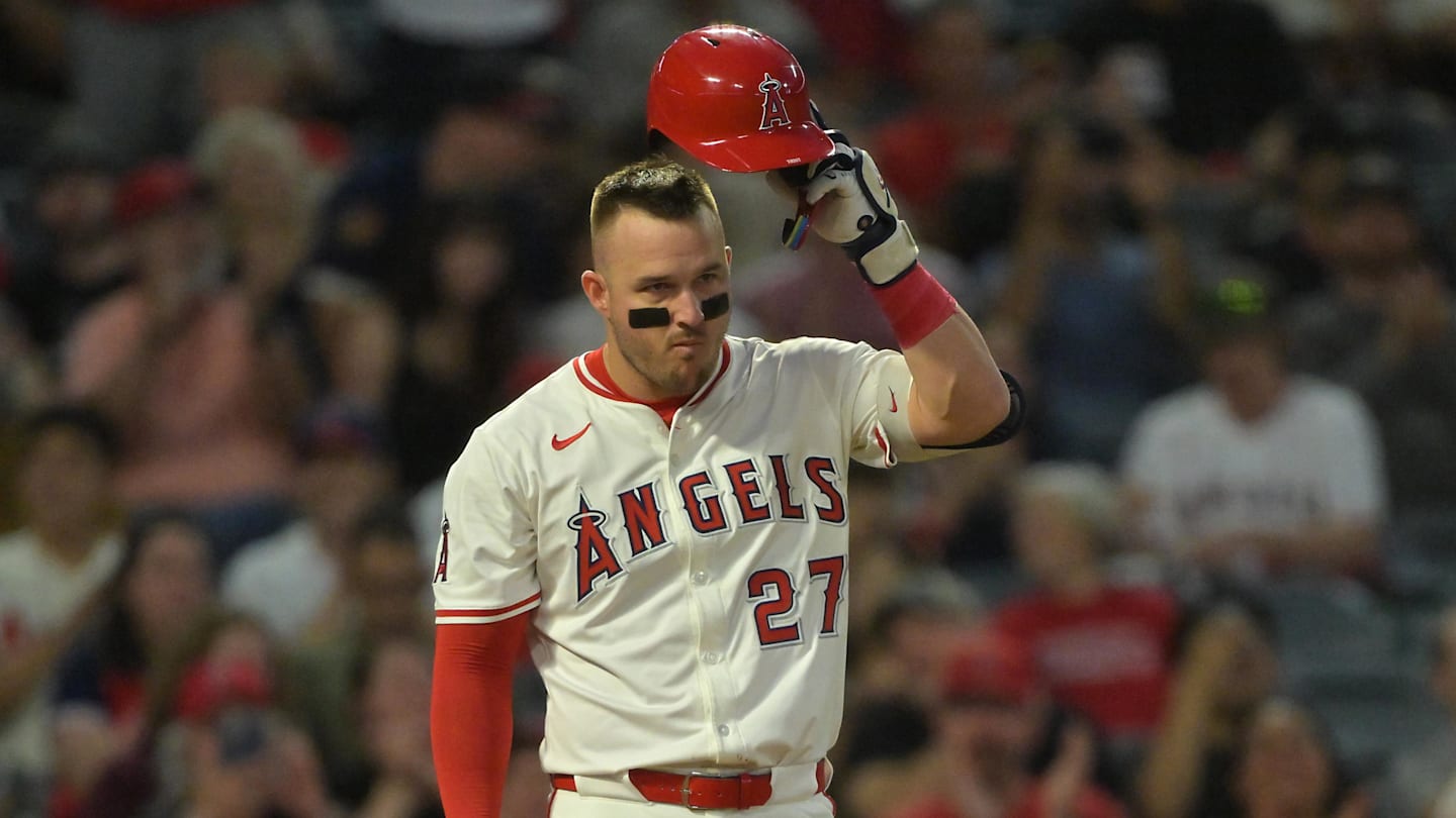Sep 23, 2025; Anaheim, California, USA;  Los Angeles Angels right fielder Mike Trout (27) tips his cap to the crowd as they applaud the announcment of his 400th career home run during the first inning against the Kansas City Royals at Angel Stadium. Mandatory Credit: Jayne Kamin-Oncea-Imagn Images