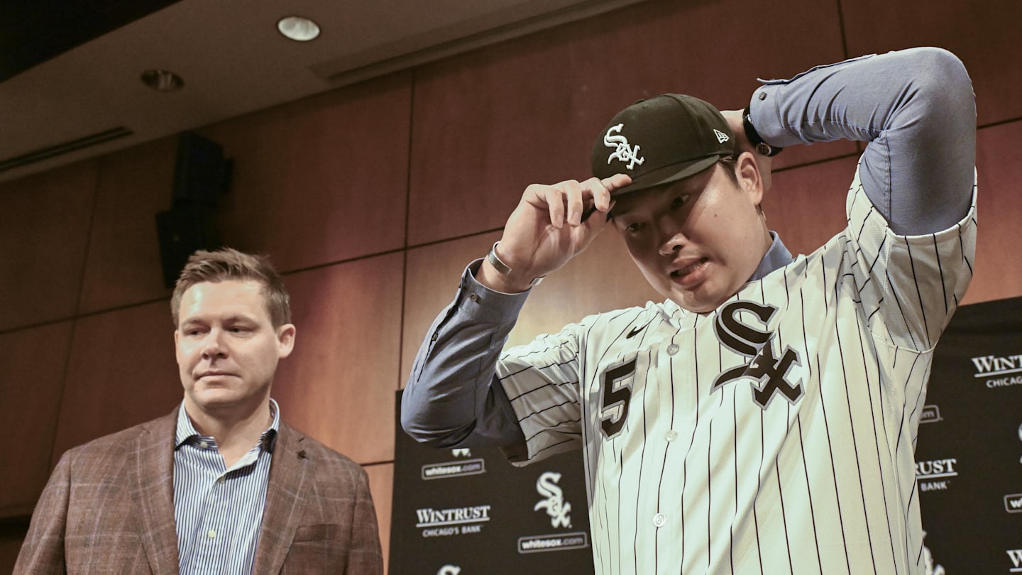 Dec 22, 2025; Chicago, Il, USA;  New Chicago White Sox player Munetaka Murakami, right, dons his hat with General Manager Chris Getz, left,  during a press conference  where he was introduced at Rate Field. Mandatory Credit: Matt Marton-Imagn Images