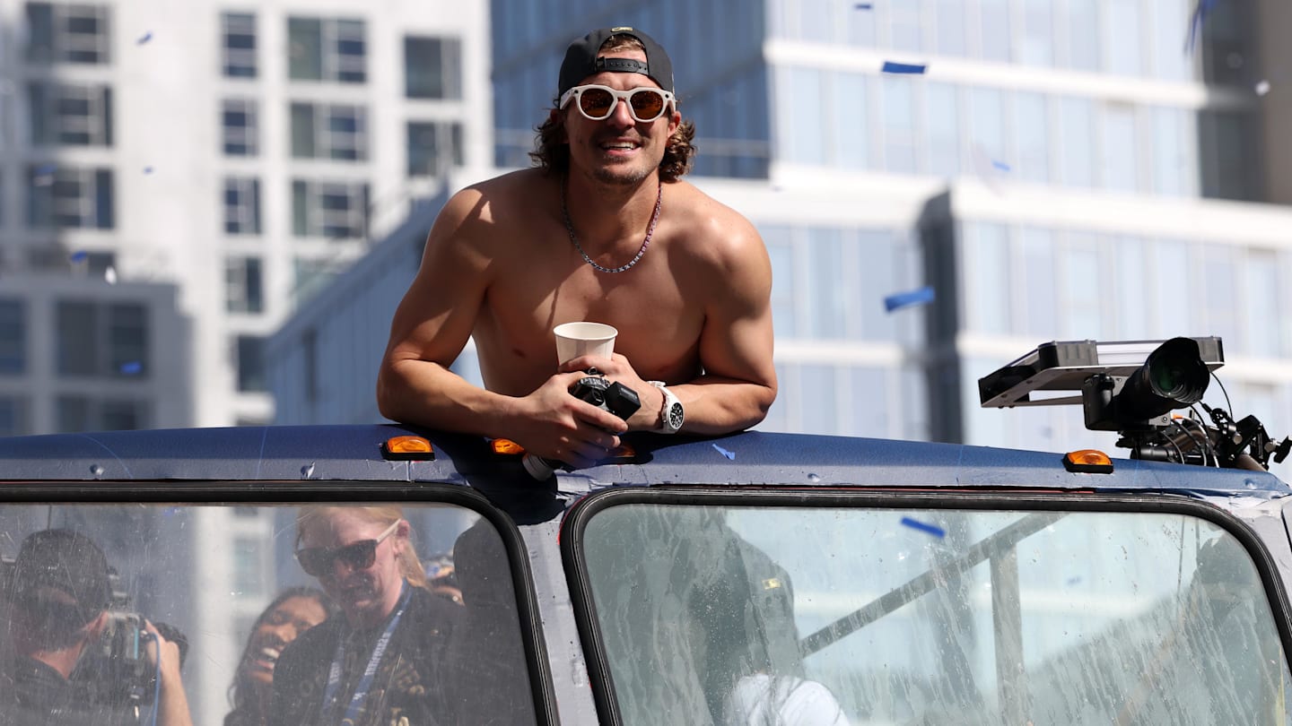 Kiké Hernández Pokes Fun at Andrew Friedman After Re-Signing With Dodgers