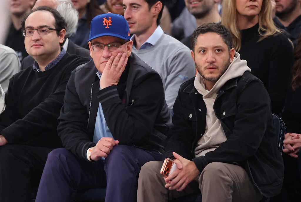 Mets owner Steve Cohen watches a Knicks game.