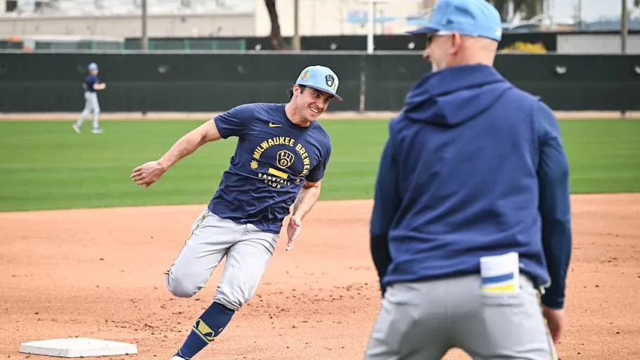 Milwaukee Brewers right fielder Sal Frelick 