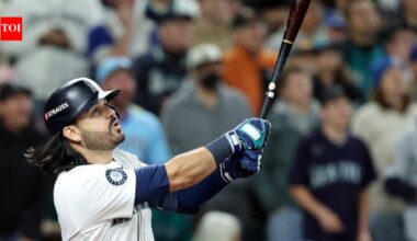 Reds reunite with slugger Eugenio Suárez in one-year contract with 2027 option | MLB News