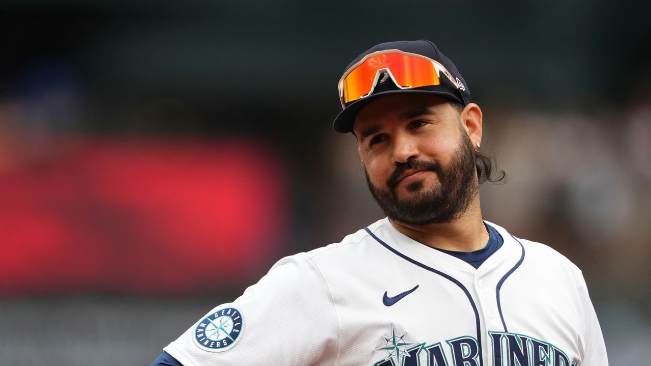 Eugenio Suárez happy to be back in Cincinnati after finalizing $15 million, 1-year contract