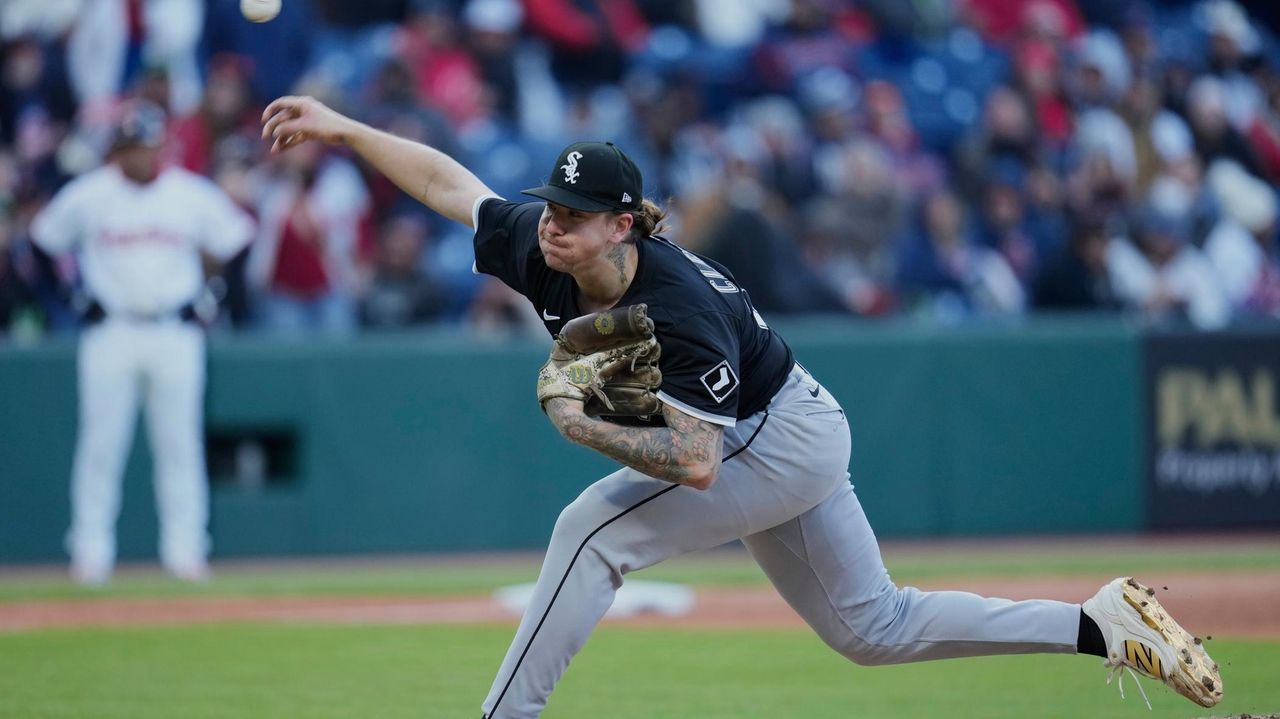 Right-hander Mike Clevinger agrees to minor league contract with Pittsburgh Pirates
