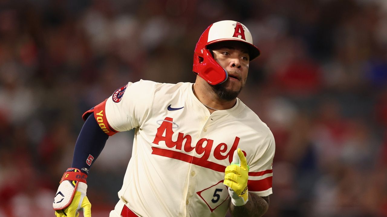 Third baseman Yoán Moncada finalizes $4 million, 1-year deal to stay with Los Angeles Angels