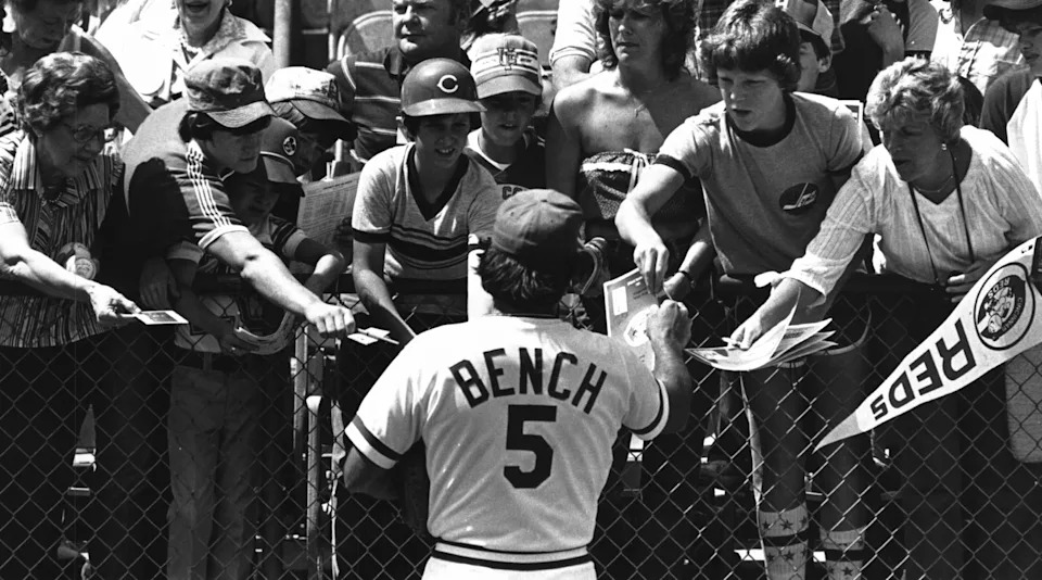 1981: Johnny Bench signs autographs during Spring Training 1981.