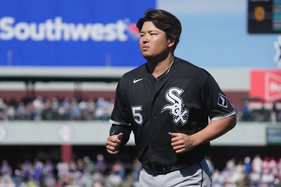 Chicago White Sox third baseman Munetaka Murakami (5) hits against the Chicago Cubs in the first inning at Sloan Park. IMAGN IMAGES via Reuters Connect