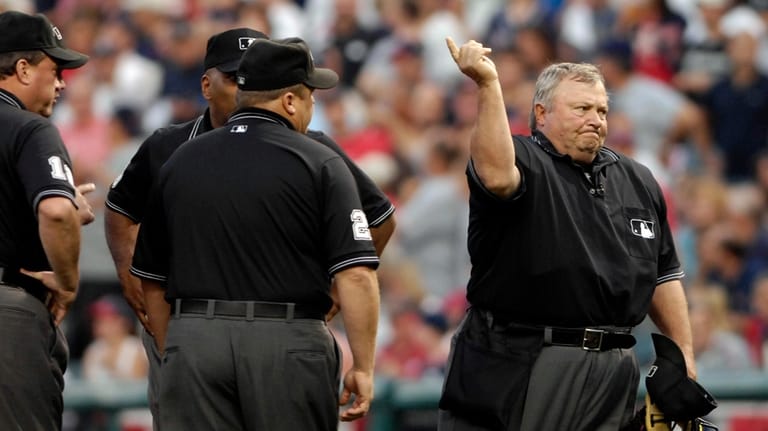 Umpire Bruce Froemming, right, signals a home run for New...