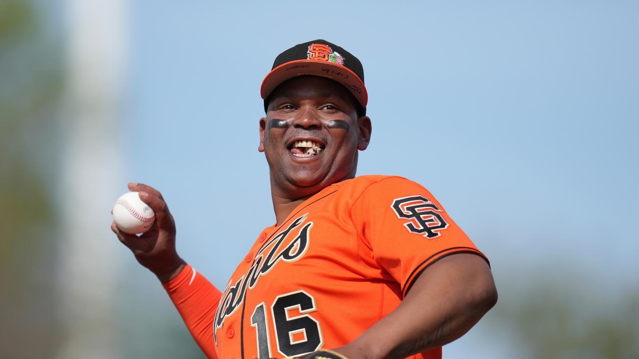 Giants scratch Rafael Devers from lineup with tight hamstring against Dodgers