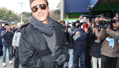 Manager Tsuyoshi Shinjo enters Kamagaya Stadium for a staff meeting (photographer: Wataru Koshikawa)