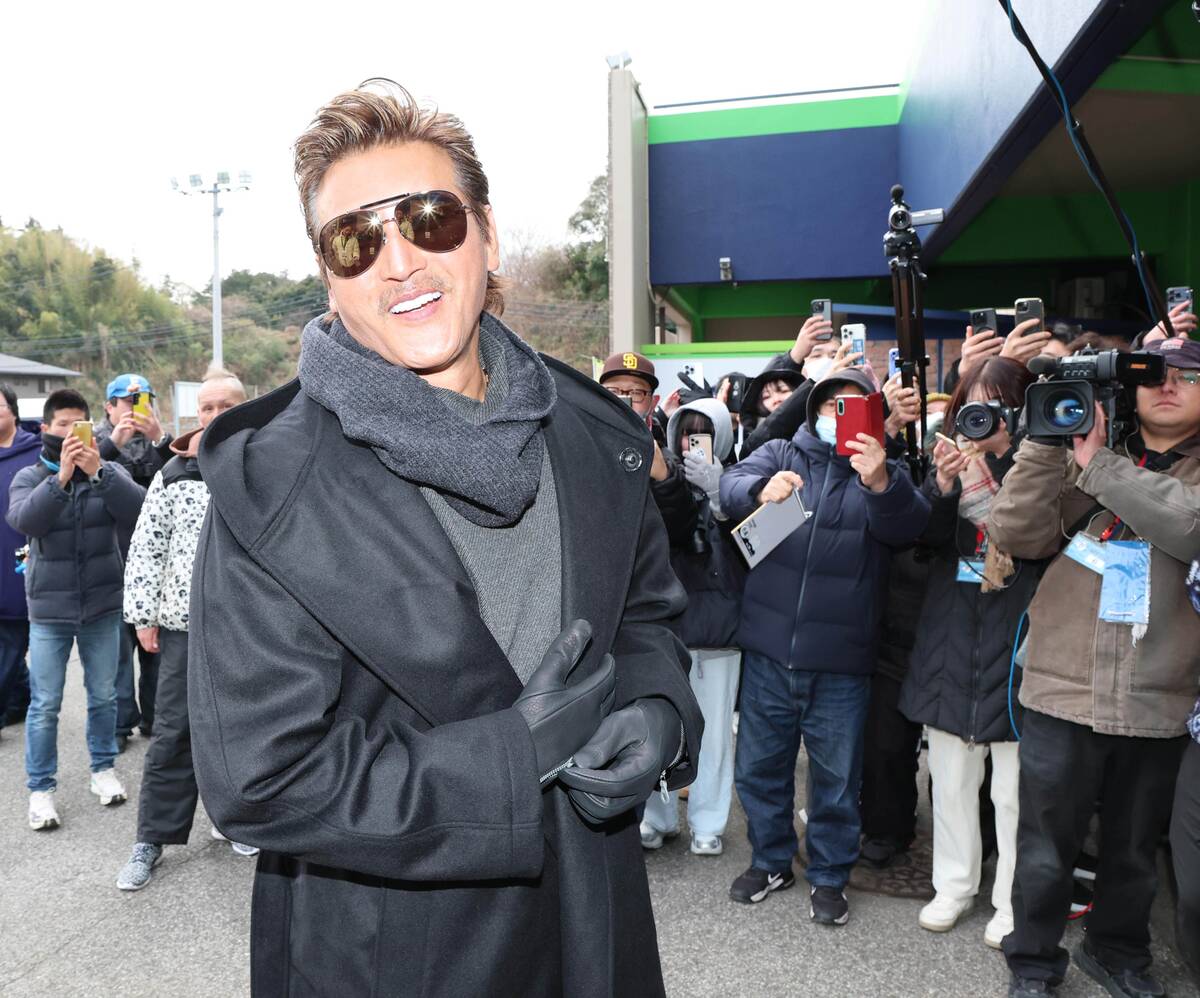 Manager Tsuyoshi Shinjo enters Kamagaya Stadium for a staff meeting (photographer: Wataru Koshikawa)