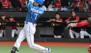 Nishikawa Haruki hits a two-run home run over the right field fence with no outs and a runner on first in the second inning (photographer: Kawakami Haruki)