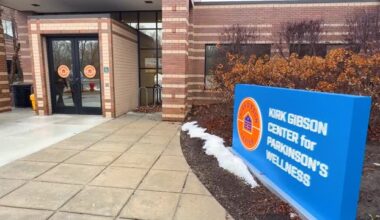 A short video story about Detroit @tigers legend Kirk Gibson, diagnosed with Parkinson’s in 2015 and Charlie Rashid, battling it since 1999. He’s one of many who benefit from the Kirk Gibson Center for Parkinson’s Wellness that Gibby started in August of 2025 @kirkgibsonfoundation In the US close to 1.1 million people have Parkinson’s, the second-most common neurodegenerative disorder, with 90,000 new cases being diagnosed annually. Ten years after his diagnose Gibby founded the Kirk Gibson Center for Parkinson’s Wellness. Rashid goes to the Gibson Center five days a week for a variety of therapies from physical like spin and boxing classes to speech. The 40,000 square foot space is only the beginning for what Gibby has planned. “I feel like there’s a Parkinson’s movement that’s begun,” Gibby said. 🎥 by @ericseals of the @detroitfreepress
Story by Jeff Seidel. https://www.freep.com/story/sports/columnists/jeff-seidel/2026/02/15/kirk-gibsons-parkinsons-center-is-the-swing-of-his-life/88300317007/?tbref=hp