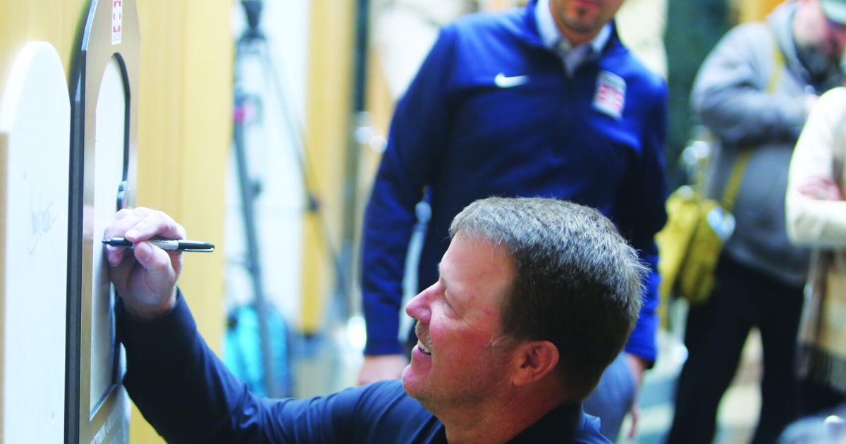 Kent gets choked up on baseball history during HOF tour | Sports