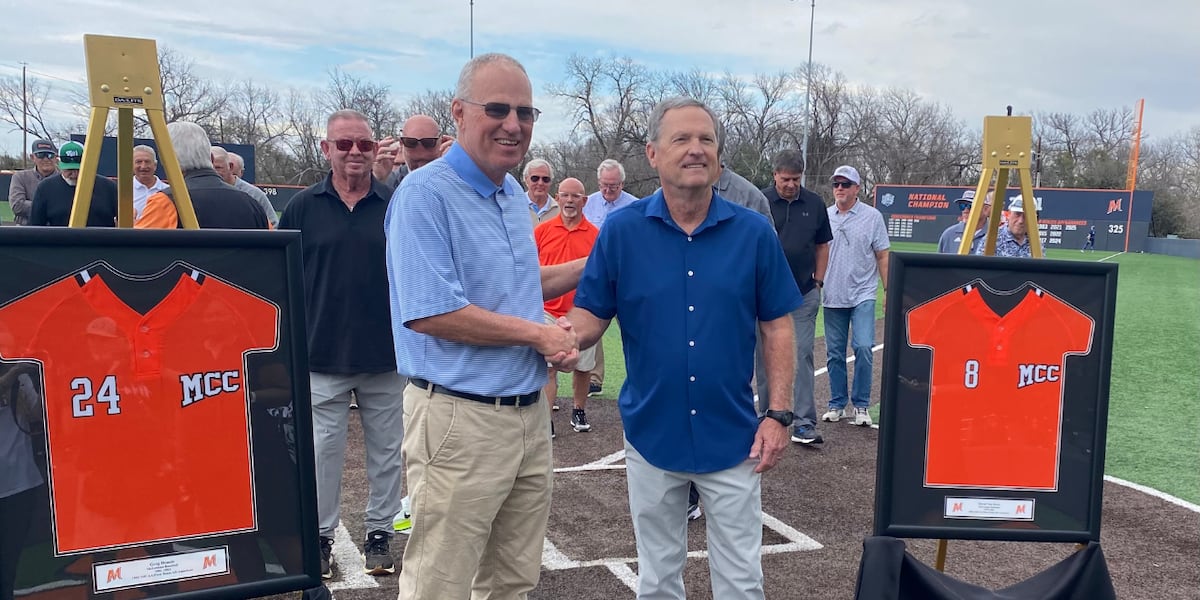 McLennan retires jerseys of former All-Americans Greg Dennis and Dave Van Horn