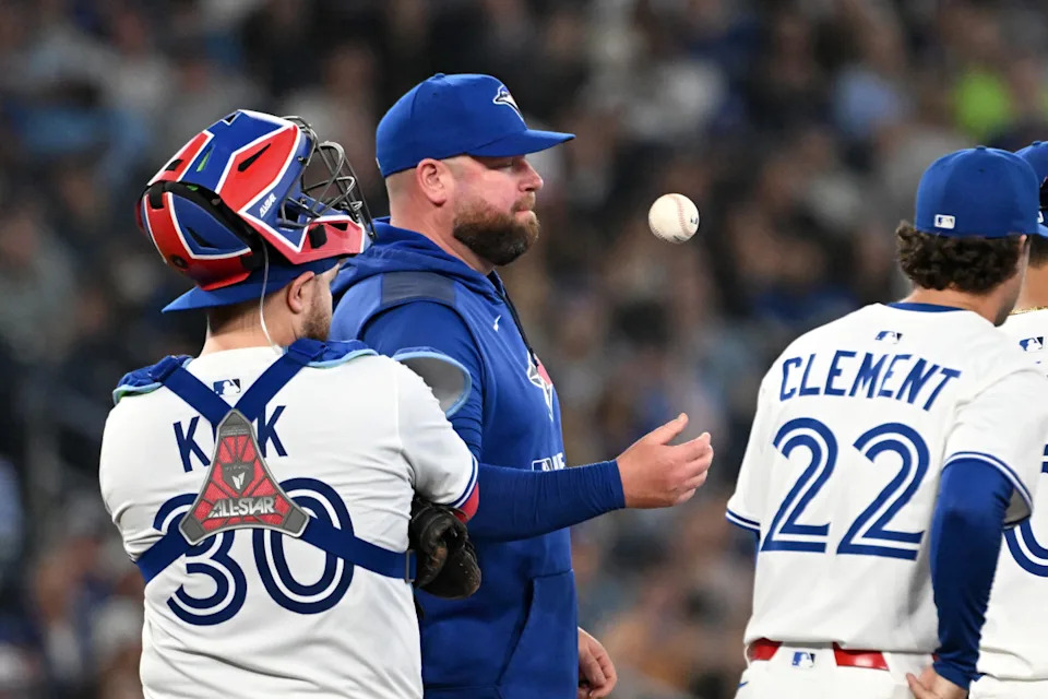 Toronto Blue Jays manager John Schneider (14) makes a pitching change at Rogers Centre. © Dan Hamilton-Imagn Images