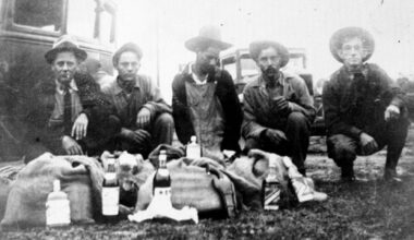 Black and white photos of Mexican tequileros caught on the border in Texas in the 1920s. The three tequileros are posed with two border authorities with the confiscated sacks of alcohol in front of them.