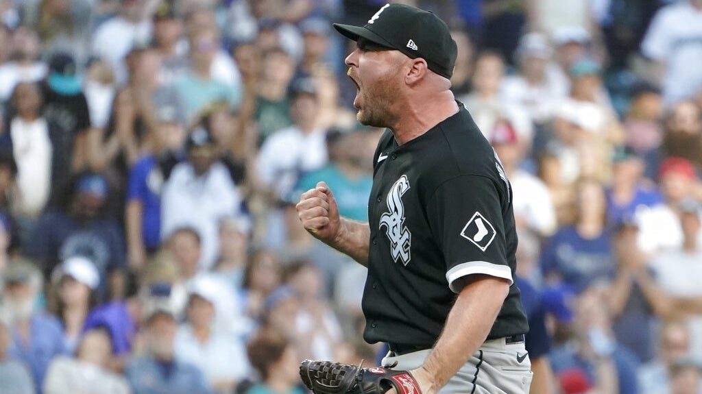 Twins sign veteran reliever Liam Hendriks to minor league contract