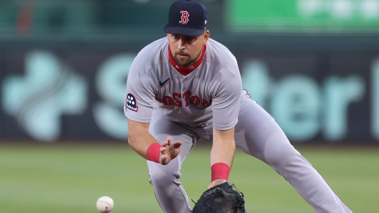 Reds sign Nathaniel Lowe to a minor league deal