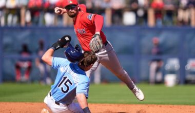 Gold Glove-winning Red Sox infielder leaves game due to injury