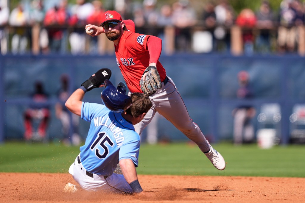 Gold Glove-winning Red Sox infielder leaves game due to injury