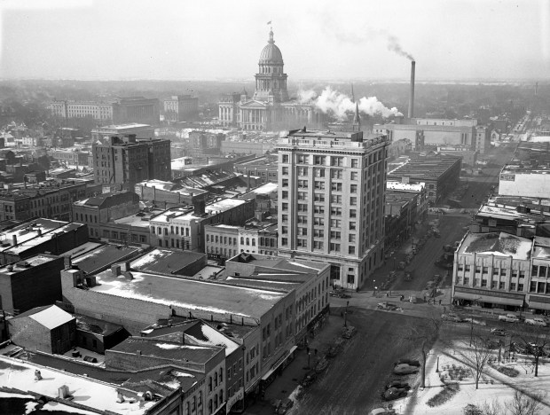 The city of Springfield, showing the Illinois State Capitol and the intersection of South 5th Street and East Adams Street, circa Dec. 27, 1945. (Chicago Tribune historical photo)