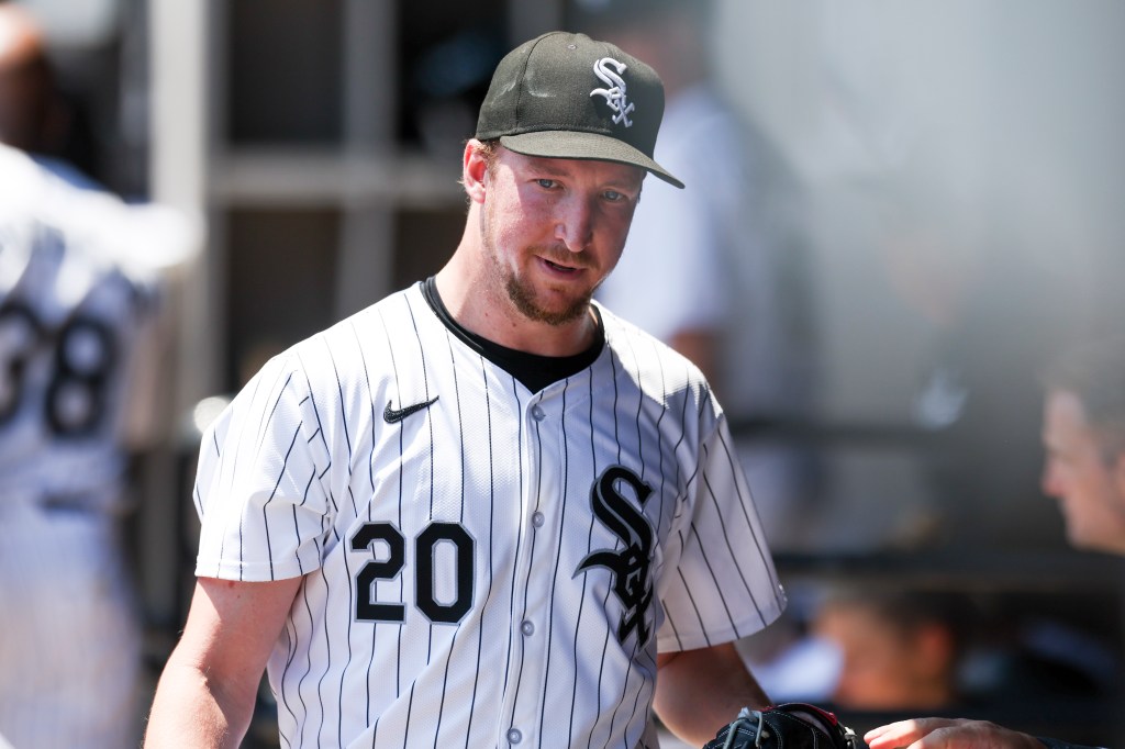 Pitcher returns to Chicago White Sox on 1-year deal