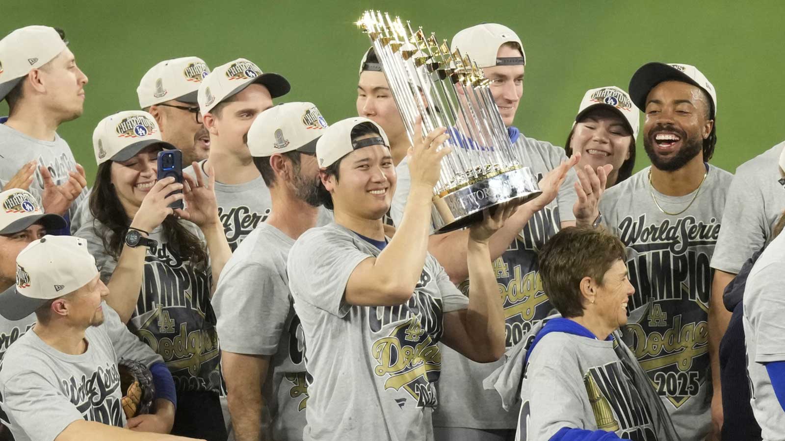 Los Angeles Dodgers two-way player Shohei Ohtani (17) celebrates with the Commissioner's Trophy after defeating the Toronto Blue Jays in game seven of the 2025 MLB World Series at Rogers Centre. 