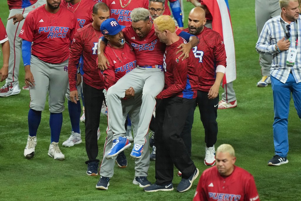 Former Mets closer Edwin Díaz, now with the Dodgers, is helped off the field after suffering a right knee injury during the 2023 World Baseball Classic, costing him to miss the entire season.