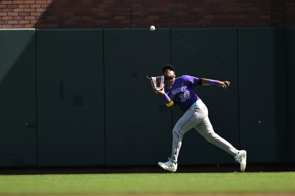 Yankees claim former top prospect Yanquiel Fernández from Rockies