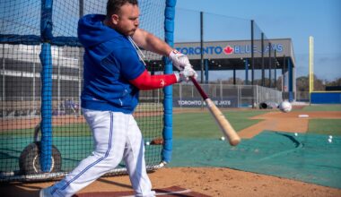 Alejandro Kirk swings his hot bat into spring training