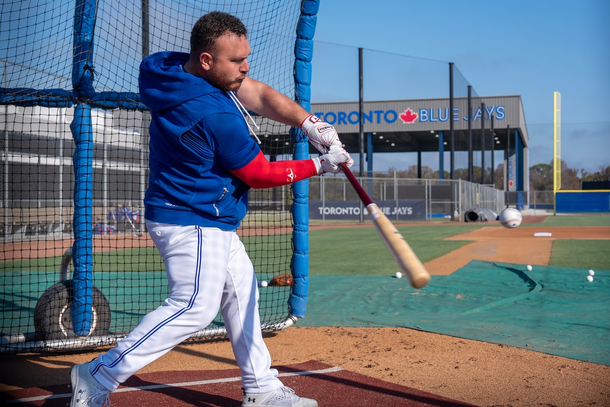 Alejandro Kirk swings his hot bat into spring training